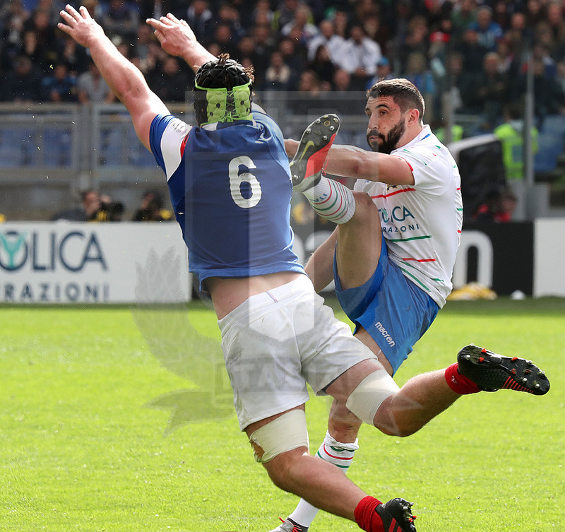 Guinness Sei Nazioni 2019, Round 5, Roma, stadio Olimpico 16/03/2019, Italia v Francia, calcia, Aldritt cerca di stoppare. Foto Daniele Resini/Fotosportit