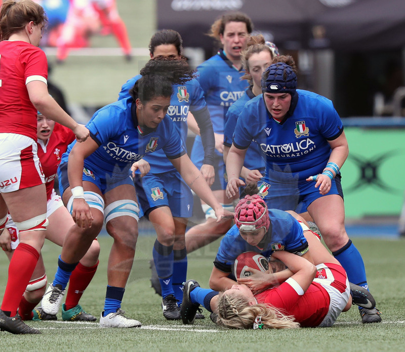 Guinness Sei Nazioni Donne 2020, Cardiff, Arms Park 02/02/2020 Galles Donne v Italia Donne, Vittoria Ostuni Minuzzi portata a terra. In soccorso, Giada Franco e Melissa Bettoni. Foto Daniele Resini/Fotosportit