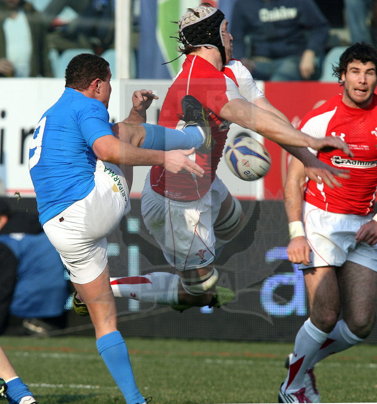 Rbs Sei Nazioni 2011, Roma, stadio Flaminio 26/02/2011, Italia v Galles, Ryan Jones intercetta un calcio di Fabio Semenzato. Daniele Resini/Fotosportit