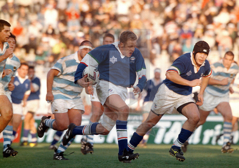 Test Match 1998, Piacenza, stadio Leonardo Garilli 07/11/1998, Italia v Argentina, break di Paolo Vaccari con Arancio in sostegno. Foto Daniele Resini/Fotosportit