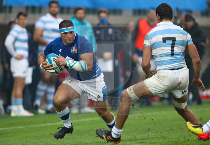 Autumn Nations Series 2021, Treviso, Stadio di Monigo, 13-11-2021, Italia vs Argentina. Danilo Fischetti tenta il breack su Juan Martin Gonzalez. Foto: Roberto Bregani/Fotosportit