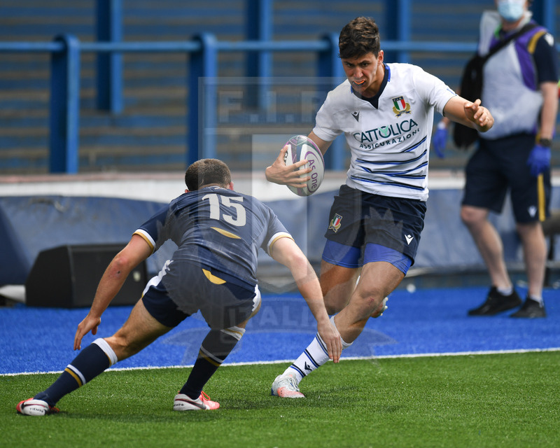 Guinness Sei Nazioni U20 2021, Cardiff, Arms Park 01/07/2021, Italia U20 v Scozia U20, Flavio Pio Vaccari attaccato da Elliot Gourlay .