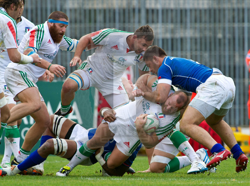 Cariparma test match 2014, Ascoli Piceno 08/11/2014, Italia v Samoa, Leo Ghiraldini difende palla. Accorrono Favaro e Aguero.