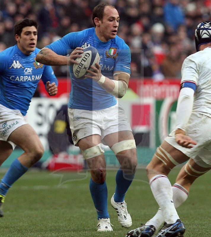 Rbs Sei Nazioni 2012, Round 1, Parigi, Stade de France 04/02/2012, Francia v Italia, Sergio Parisse fronteggia Bonnaire. Foto Daniele Resini/Fotosportit