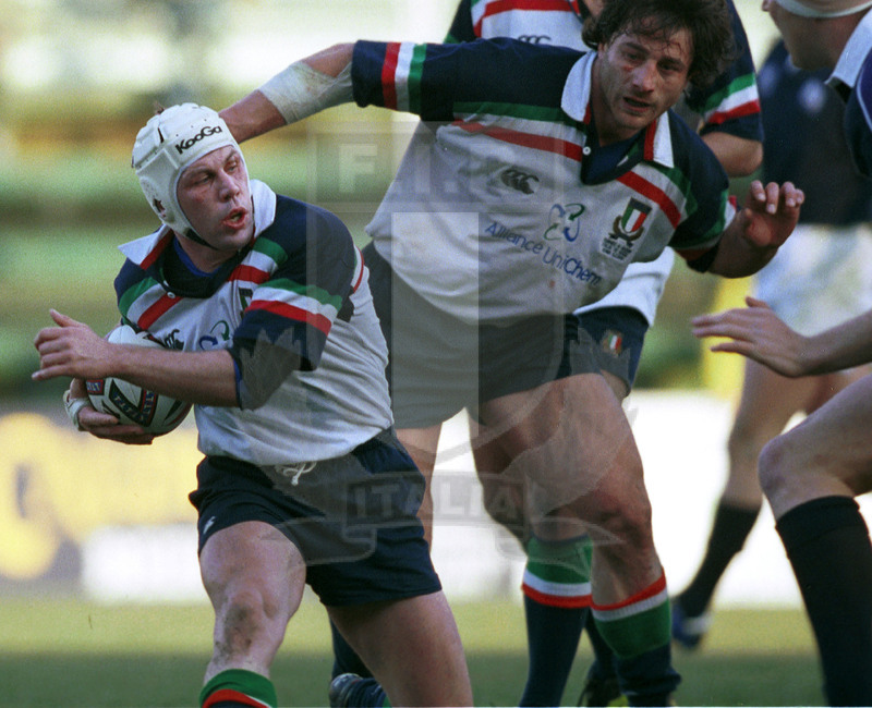 Lloyds TSB Sei Nazioni 2000, Round 1, Roma, stadio Flaminio 05/02/2000, Italia v Scozia, una carica di Alessandro Troncon con Massimo Giovanelli in sostegno. Foto Daniele Resini/Fotosportit