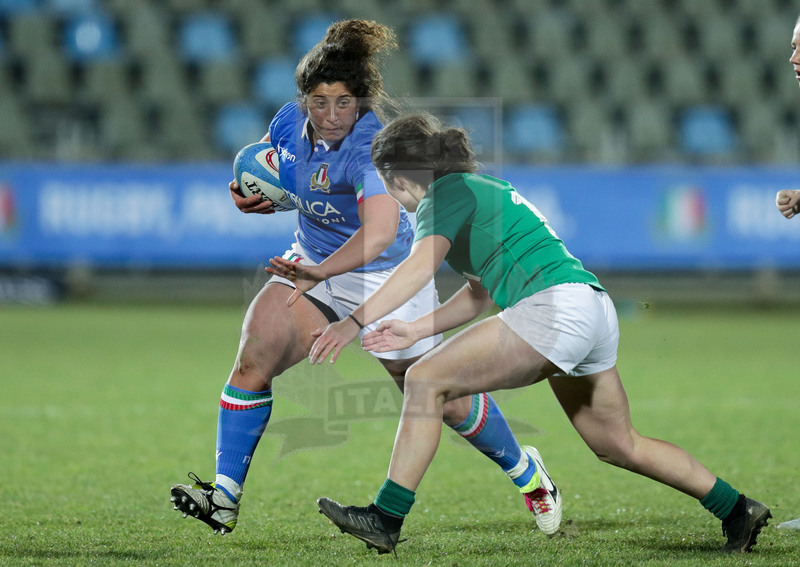 Guinness Sei Nazioni 2019 Donne, Round 3, Parma, Stadio Lanfranchi, 23/02/2019, Italia Donne v Irlanda Donne. Silvia Turani attacca Deirbhile Nic A Bhaird. Foto Roberto Bregani/Fotosportit