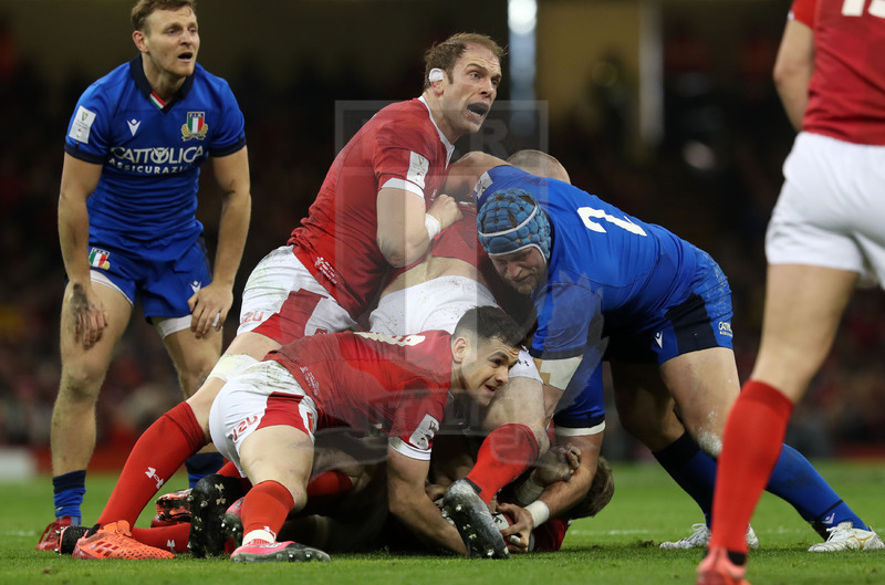 Guinness Sei Nazioni 2020, Round 1, Cardiff, Principality Stadium 01/02/2020, Galles v Italia, Thomos Williams estrae palla da una ruck ostacolato da Luca Bigi. Alun Win-Jones controlla. Foto Daniele Resini/Fotosportit