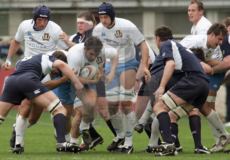Rbs Sei Nazioni 2006, Roma, stadio Flaminio 18/03/2006, Italia v Scozia, una carica di Salvatore "Totò" Perugini, con Bortolami e Dellapè in sostegno. Foto Daniele Resini/Fotosportit