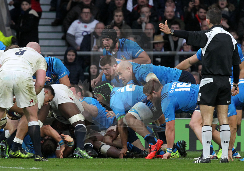 RBS Sei Nazioni 2017, Londra, Twickenham 26/02/2017, Inghilterra v Italia, pressione degli Azzurri su una maul inglese. Foto daniele Resini/Fotosportit