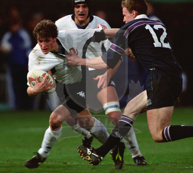 Rbs Sei Nazioni 2002, Roma, stadio Flaminio 16/02/2002, Italia v Scozia, Mirco Bergamasco resiste a un placcaggio di Henderson. Foto Daniele Resini/Fotosportit