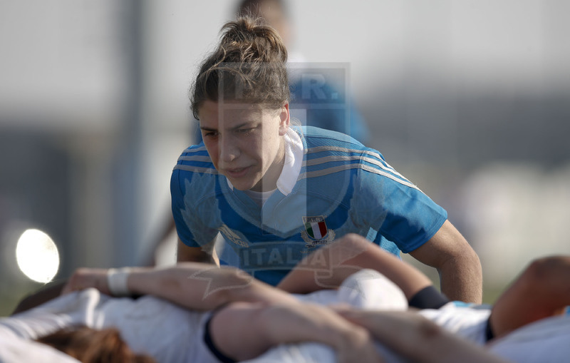 RBS 6 Nazioni Femminile 2014, Rovato (BS), Stadio Giulio e Silvio Pagani, 16-03-2014, Italia v Inghilterra. Sofia Stefan controlla la mischia chiusa. Foto: Roberto Bregani