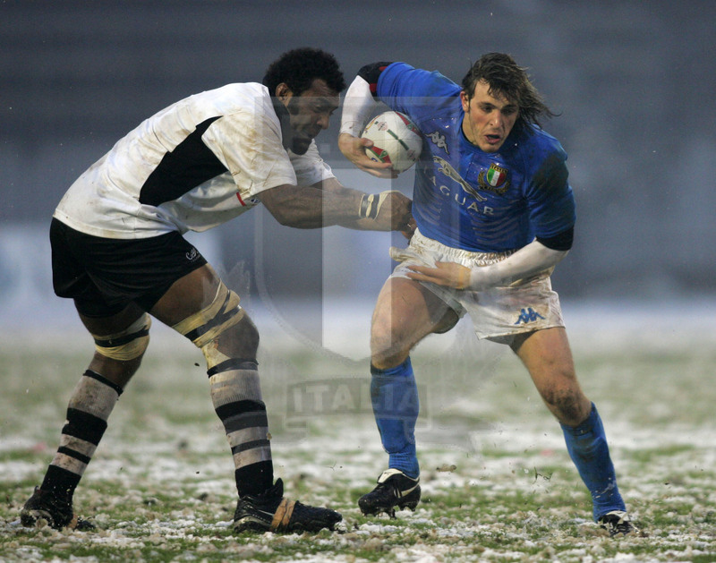 Test match 2005, Monza, stadio Brianteo 26/11/2005, Italia v Fiji, Mirco Bergamasco elude il placcaggio di Lewere.. Foto Daniele Resini/Fotosportit