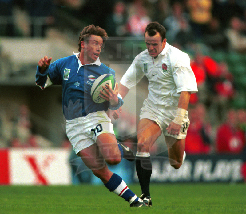 Rugby World Cup 1999, Pool B, Londra, Twickenham 02/10/1999, Inghilterra v Italia, break di Diego Dominguez su Austin Healey per la meta dell\