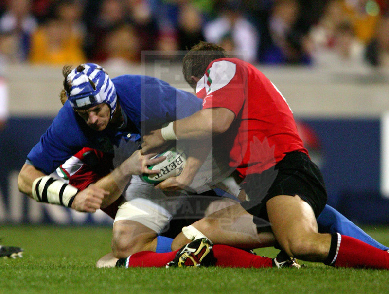 Rugby World Cup 2003, Pool D, Canberra, Canberra Stadium 21/10/2003, Galles v Italia, Carlo Checchinato portato a terra. Foto Daniele Resini/Fotosportit