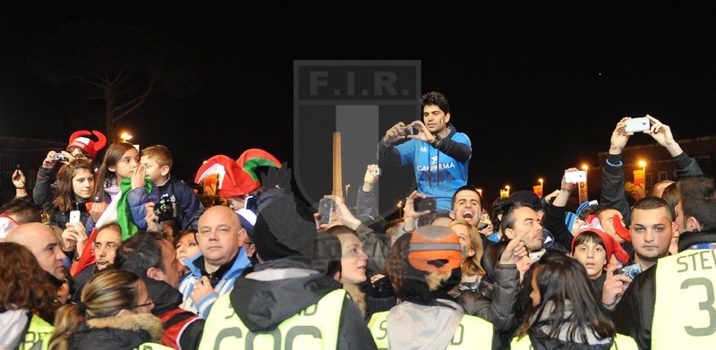 RBS 6 Nazioni 2013, Roma, Stadio Olimpico, 16-03-2013, Italia v Irlanda. gli azzurri festeggiano al villaggio con i tifosi, intorno al palco Peroni.