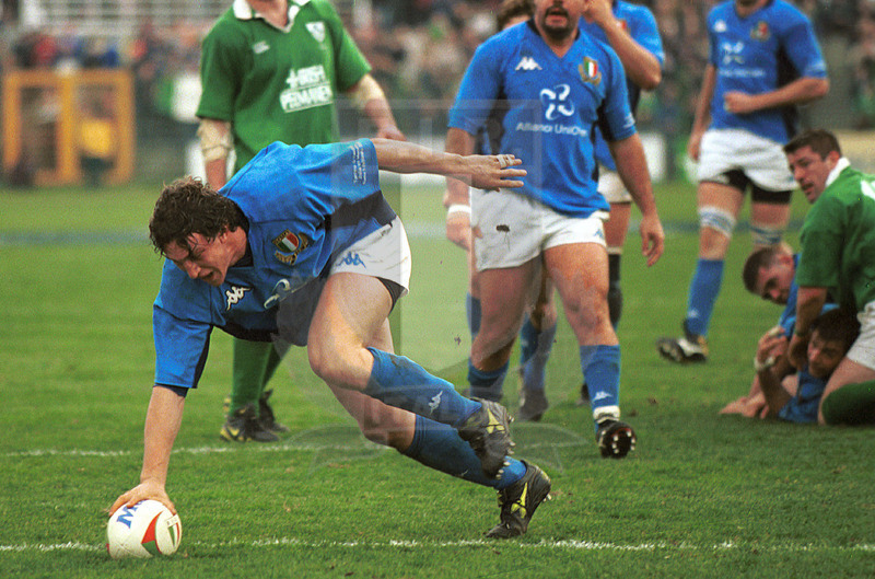 2002 Lloyds TSB Six Nations, Roma, stadio Flaminio 03/02/2001, Italia v Irlanda, la meta di Mauro Bergamasco. Foto Daniele Resini/Fotosportit