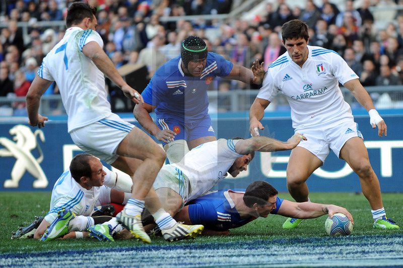 Luis Picamoles segna la prima meta della Francia contrastato invano dal Zanni e Parisse