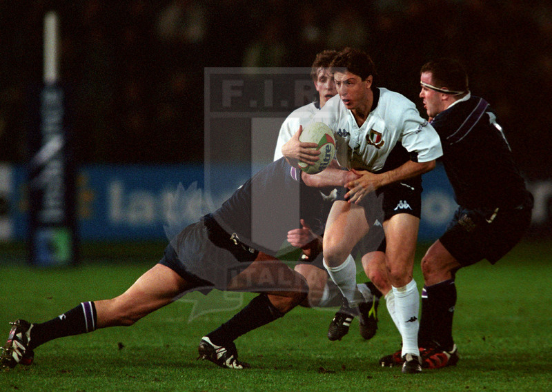 Rbs Sei Nazioni 2002, Roma, stadio Flaminio 16/02/2002, Italia v Scozia, Ramiro Pez subisce un doppio placcaggio. Foto Daniele Resini/Fotosportit