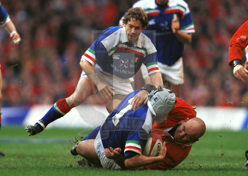 Lloyds TSB Sei Nazioni 2000, Round 2, Cardiff, Millennium Stadium 19/02/2000, Galles v Italia, Carlo Checchinato portato a terra da Craig Quinnell. Dominguez accorre. Foto Daniele Resini/Fotosportit