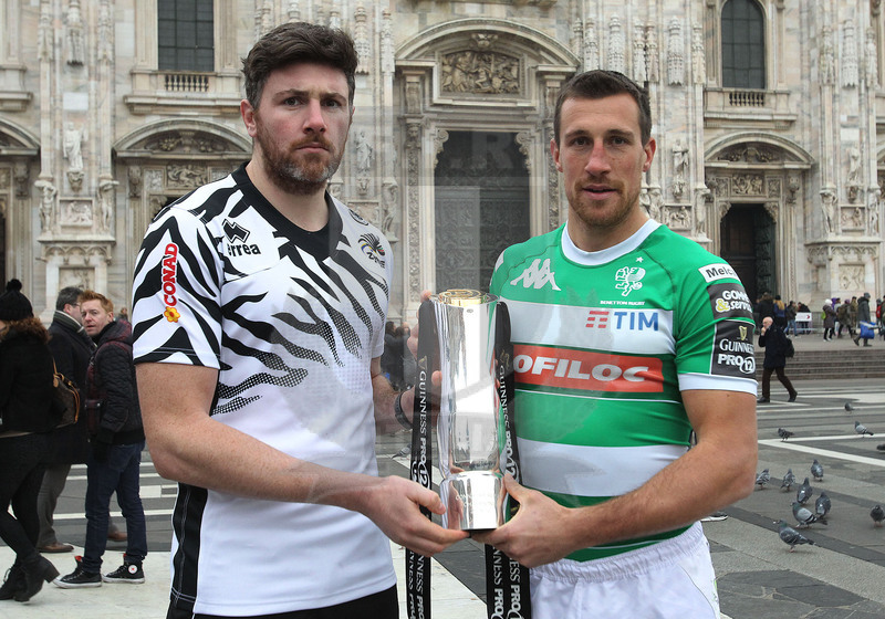 Milano, 19/12/2016, presentazione del derby fra Zebre e Benetton Treviso, i due capitani, George Biagi e Alberto Sgarbi in piazza Duomo con il trofeo del Pro 12.