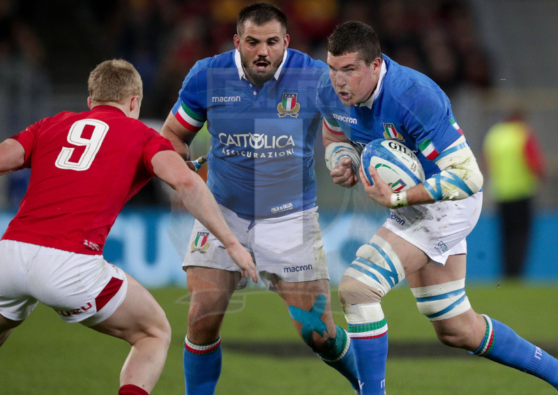 Guinness Sei Nazioni 2016, Round 2, Roma, Stadio Olimpico, 9/02/2019, Italia v Galles. Una carica di Sebastian Negri su Aled Davies. Foto Roberto Bregani/Fotosportit