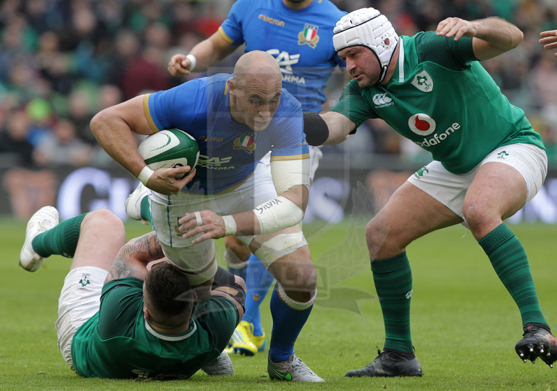 Natwest Sei Nazioni 2018, round 2, Dublino, Aviva Stadium 10/02/2018, Irlanda v Italia, Sergio Parisse non passa su Murray e Best. Foto Daniele Resini/Fotosportit