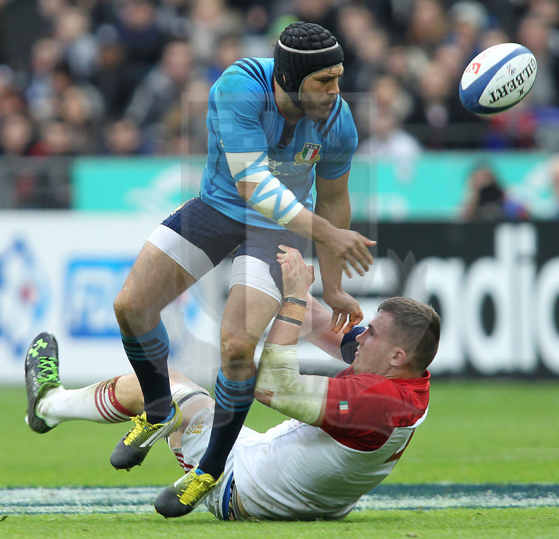 Rbs Sei Nazioni 2016, round 1, Parigi, Stade de France 06/02/2016, Francia v Italia, Edoardo Gori ricicla palla. Foto Daniele Resini/Fotosportit