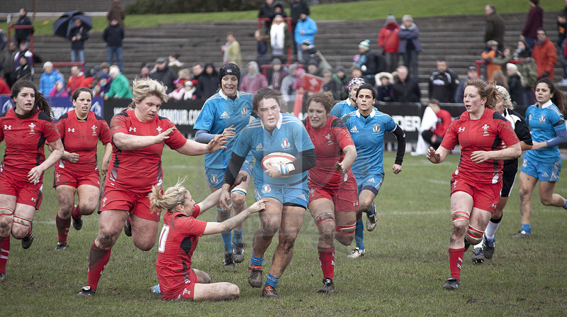 Rbs 6 Nazioni Donne, Abevaron, Talbot Athletic Ground 02/02/2014, Galles v Italia, azione corale della Azzurre condotta da Melissa Bettoni.