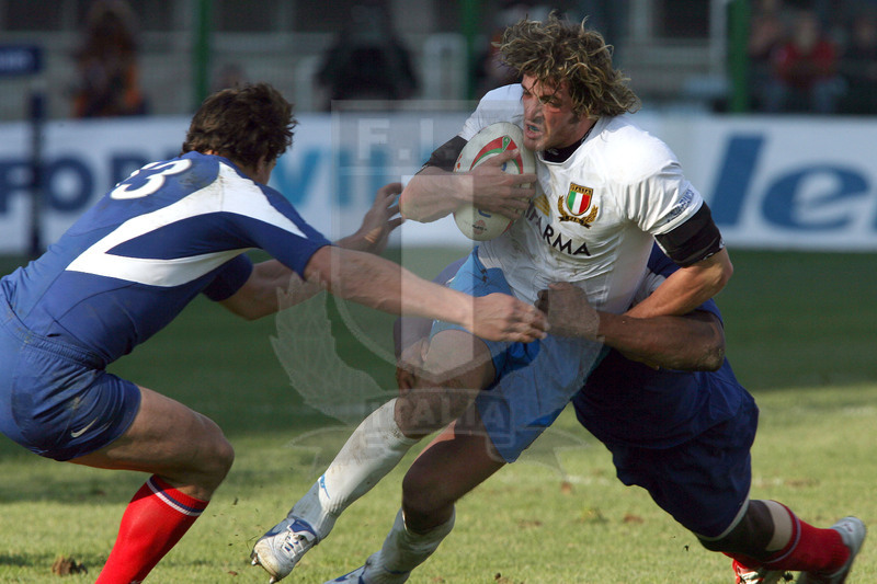 Sei Nazioni 2007, Roma, stadio Flaminio 03/02/2007, Italia v Francia, Mirco Bergamasco difende palla da Jauzion. Foto Daniele Resini/Fotosportit