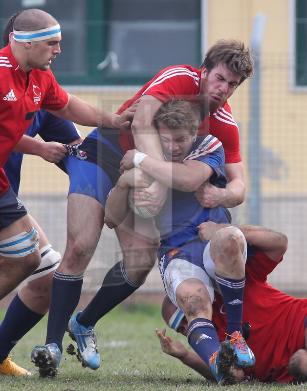 Benevento, 10 gennaio 2014, Nazionale italiana Under 20 v Accedemia di Marcoussis, Enrico Lucchin ferma un avversario. Lazzaroni accorre.