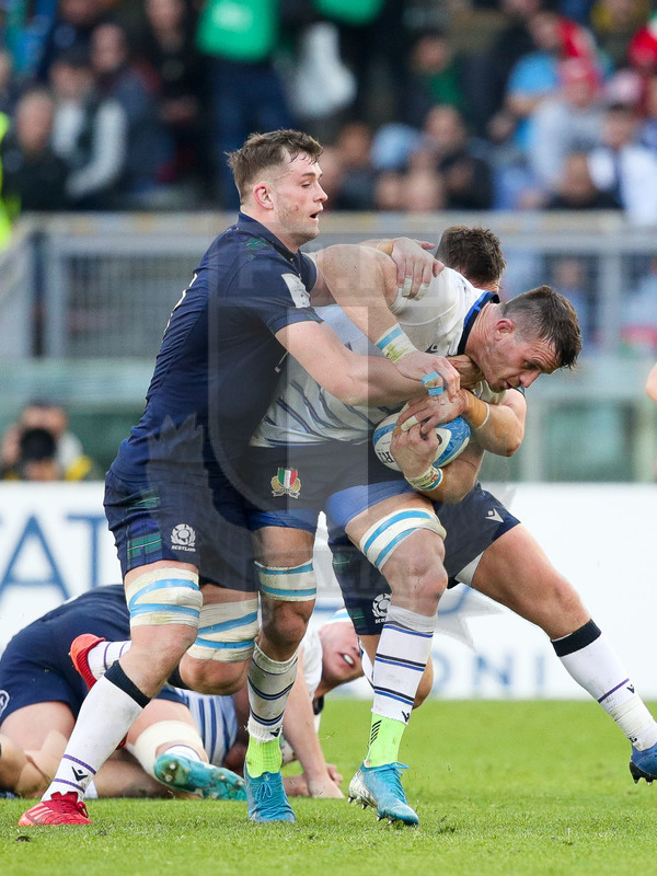 Guinness Sei Nazioni 2020, Round 3, Roma, Stadio Olimpico, 22/02/2020, Italia v Scozia. Abraham Steyn trattenuto da Magnus Bradbury e Ali Price. Foto Roberto Bregani/Fotosportit
