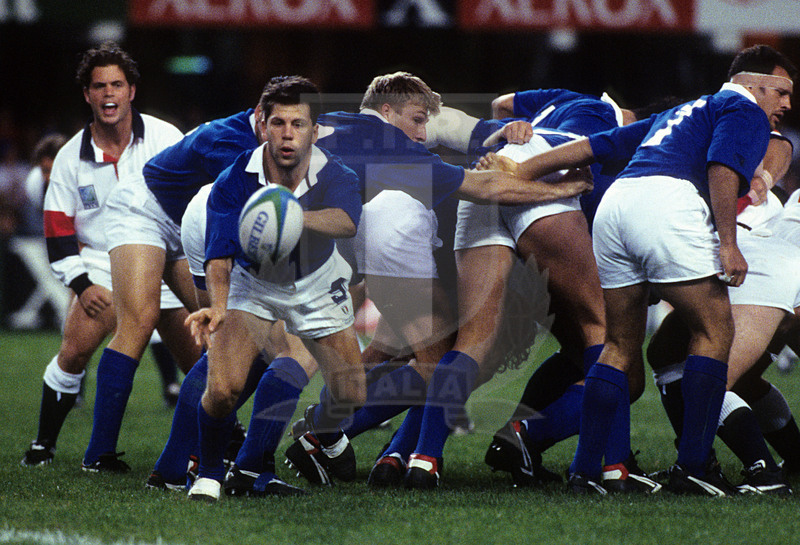 Rugby World Cup 1995, Pool B, Durban, Kings Park 31/05/1995, Inghilterra v Italia, Alessandro Troncon apre palla. Foto Daniele Resini/Fotosportit