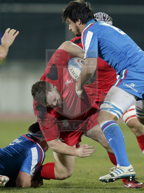 RBS 6 Nazioni U20 2015, Rovereto (TN), Stadio Quercia, 20-03-2015, Italia U20 v Galles U20. Luke Garrett placcato da Davide Zanetti e Renato Giammaroli. Foto: Roberto Bregani/Fotosportit