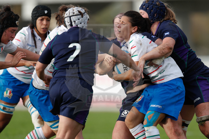 Test Match Donne Novembre 2018, Calvisano (BS), Pata Stadium, 4-11-2018, Italia Femminile v Scozia Femminile. Sara Barattin crcondata dalla scozzesi. Foto: Roberto Bregani/Fotosportit