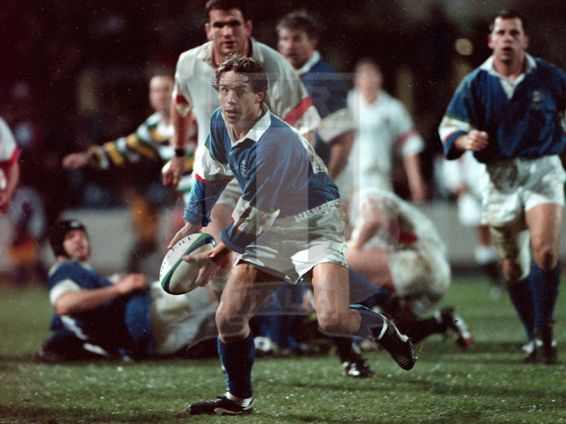 Rugby World Cup 1999, qualificazioni, Huddersfield 22/11/1998, Inghilterra v Italia, Diego dominguez muove palla. Foto Daniele Resini/Fotosportit