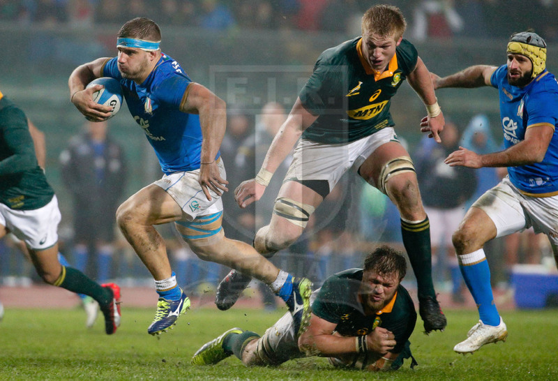 Credit Agricole Cariparma Test Match 2017, Padova, Stadio Euganeo, 25-11-2017, Italia v Sudafrica. Tommaso Castello in fuga dopo aver forzato il placcaggio di Duane Vermeulen. Foto: Roberto Bregani / Fotosportit