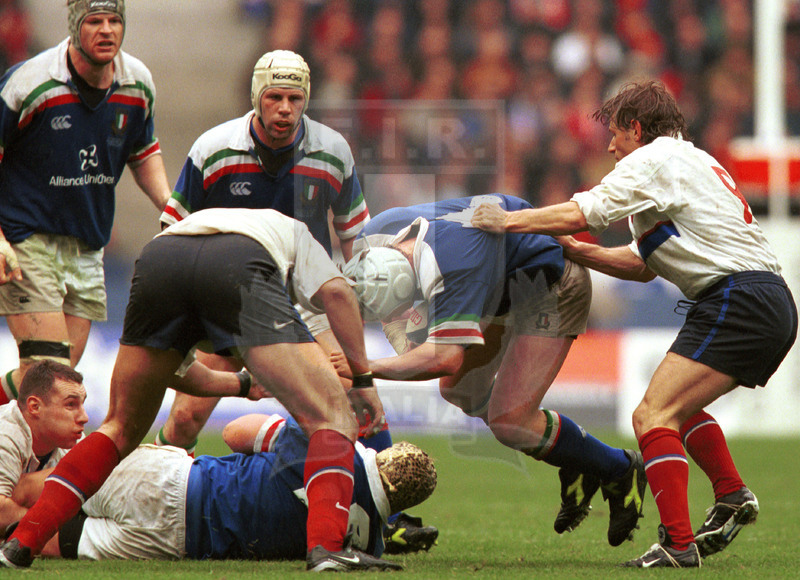 Lloyds TSB Sei Nazioni 2000, Round 5, Parigi, Stade de France 01/04/2000, Francia v Italia, Mauro Bergamasco in percussione. Foto Daniele Resini/Fotosportit