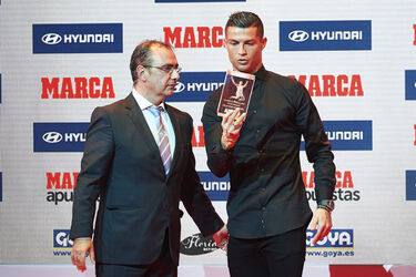 Cristiano Ronaldo jokes with a female TV presenter as he wins Alfredo di Stefano award for La Liga s best player