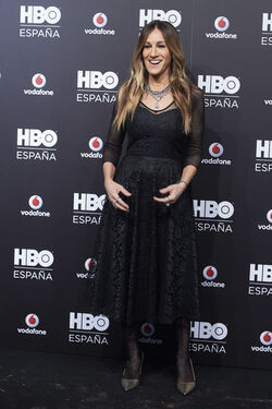 Sarah Jessica Parker fashions a 30 Euro Williamsburg Vintage dress at the HBO Spain premiere in Spain