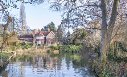 STOCK Fans pay tribute outside George Michael s home in Goring On Thames Oxfordshire