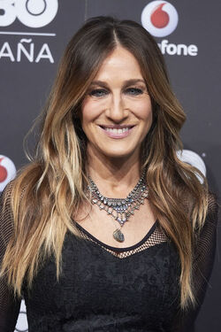 Sarah Jessica Parker fashions a 30 Euro Williamsburg Vintage dress at the HBO Spain premiere in Spain