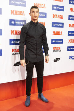 Cristiano Ronaldo jokes with a female TV presenter as he wins Alfredo di Stefano award for La Liga s best player