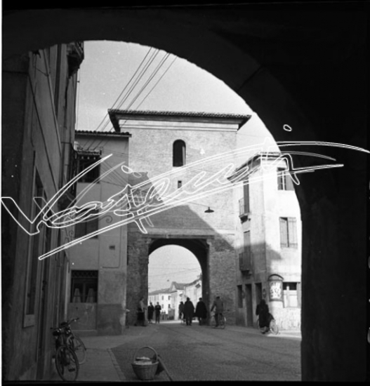 Porta Santa Lucia. pellicola - negativo bianco e nero fto mm 60x60