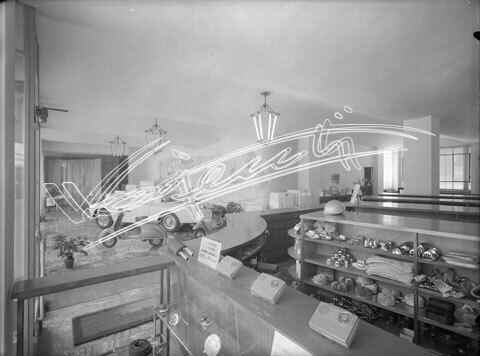 Lino Franceschetti : Concessionaria Alfa Romeo e Piaggio. lastra di vetro - negativo bianco e nero fto mm 180x240