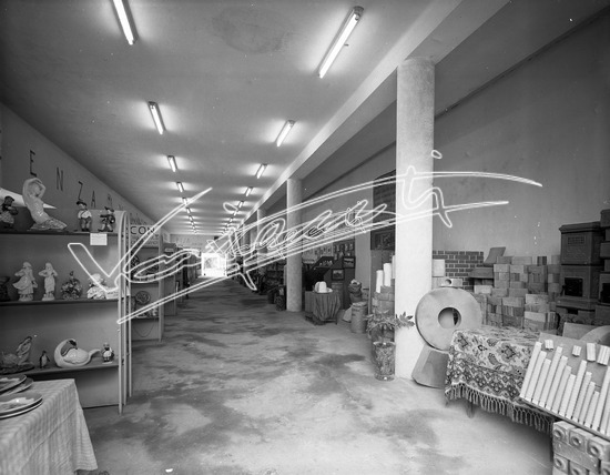 Fiera Campionaria di Vicenza 1949 : Padiglione della Ceramica. Lastra di vetro - negativo bianco e nero fto mm 240X300