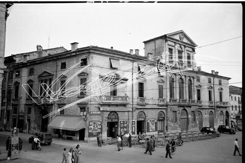 Palazzo Piovini : in Piazza Castello. pellicola - negativo bianco e nero fto mm 60x90