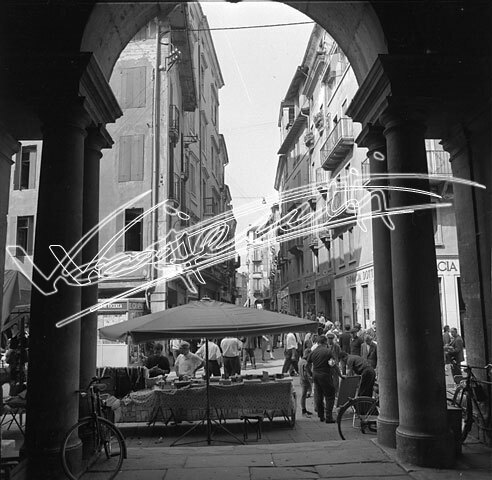 Piazza dei Signori. pellicola - negativo bianco e nero fto mm 60X60