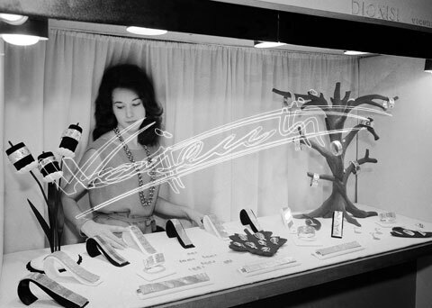 Il Valore della Mano : Cento anni di evoluzione dell`Artigianato Orafo. Pellicola - negativo colori f.to mm 90X120