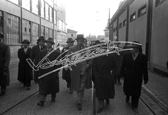 Fiera Campionaria di Vicenza 1948 : On. Antonio Cavalli: Visita alle industrie Vicentine. Pellicola - negativo bianco e nero f.to mm 24X36