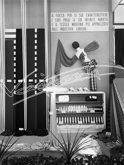 Fiera Campionaria di Vicenza 1949: Stand Italviscosa. Lastra di vetro - negativo bianco e nero f.to mm 180X240